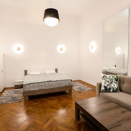 Chain Bridge Center Dorothea Apartment