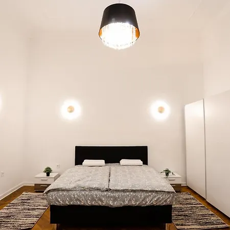 Chain Bridge Center Dorothea Apartment