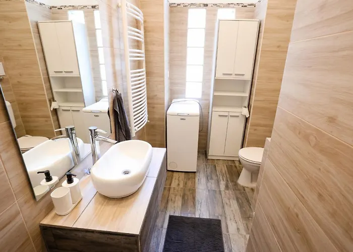 Chain Bridge Center Dorothea Budapesta