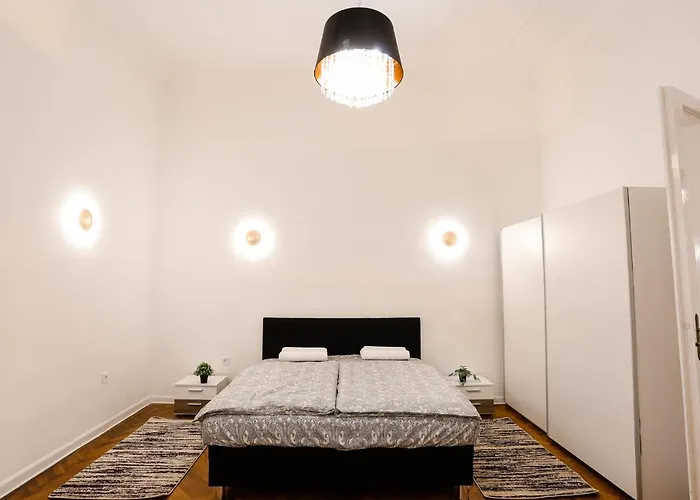 Chain Bridge Center Dorothea Apartament