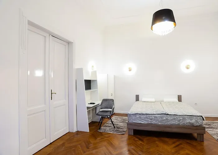 Apartament Chain Bridge Center Dorothea
